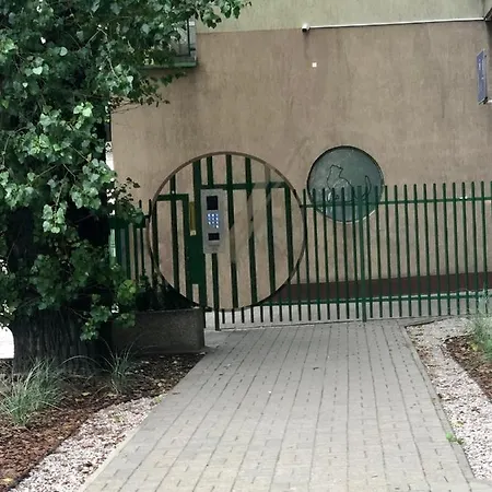 아파트 Zwykle Mieszkanie Na Wilenska, Trzy Przystanki Do Starego Miasta,dwa Przystanki Do Szpitala Praskiego,одна остановка транспорта до офиса для прохождения теста Ces для моряков 바르샤바