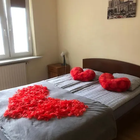 Zwykle Mieszkanie Na Wilenska, Trzy Przystanki Do Starego Miasta,dwa Przystanki Do Szpitala Praskiego,одна остановка транспорта до офиса для прохождения теста Ces для моряков ורשה