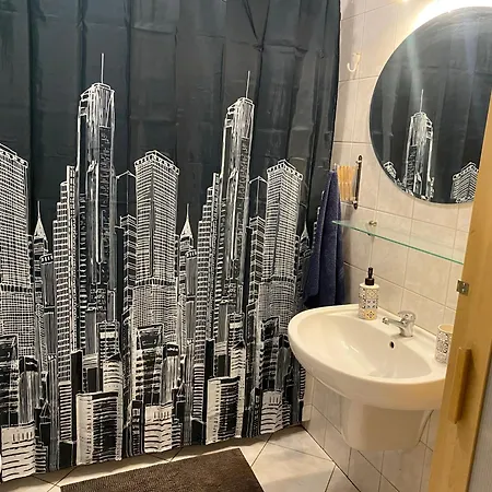 Zwykle Mieszkanie Na Wilenska, Trzy Przystanki Do Starego Miasta,dwa Przystanki Do Szpitala Praskiego,одна остановка транспорта до офиса для прохождения теста Ces для моряков * ורשה